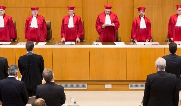 Οι Γερμανοί καθίζουν το ευρώ στο εδώλιο – Αρχίζει δίκη στην Καρλσρούη