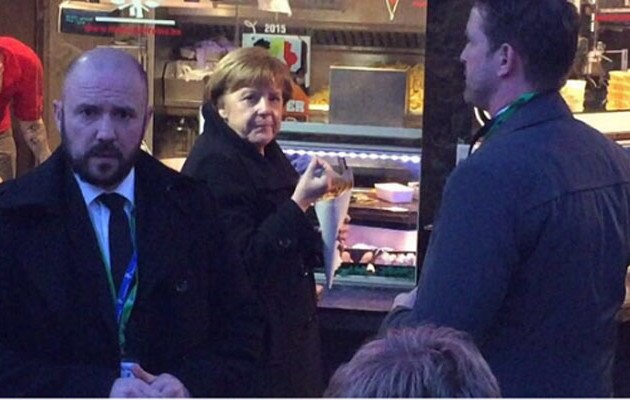 “Λύγισε” από την πείνα η Μέρκελ και το… έριξε στις τηγανιτές πατάτες