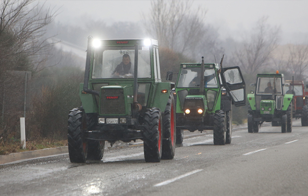 Έφυγαν τα τρακτέρ από τα Τέμπη – Θα συνεχίσουμε τον αγώνα λένε οι αγρότες