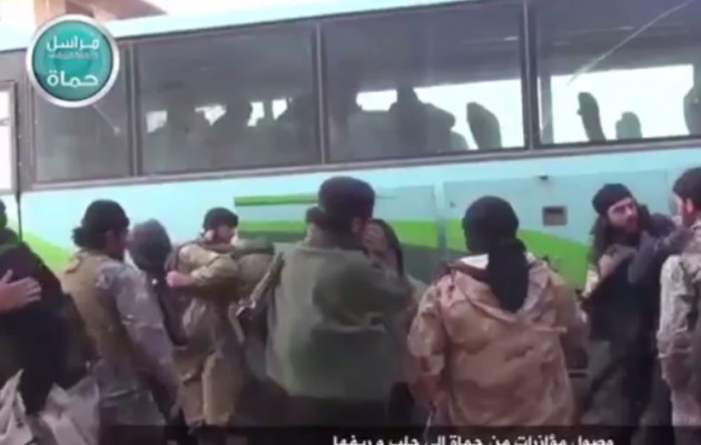 Τζιχαντιστές της Αλ Κάιντα φτάνουν από την Τουρκία στη Συρία με λεωφορεία (βίντεο)