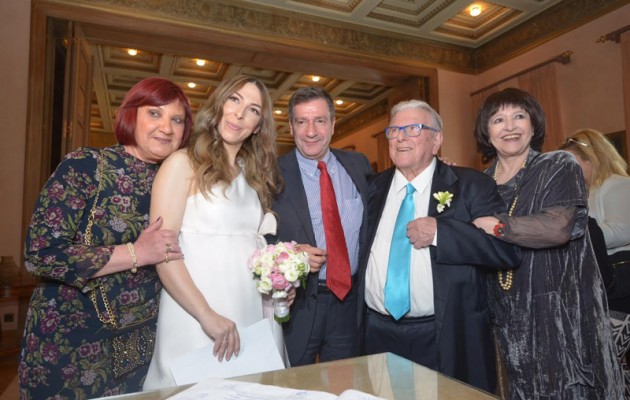 Παντρεύτηκε για 4η φορά ο 84χρονος Κώστας Βουτσάς – Η σύζυγος είναι έγκυος