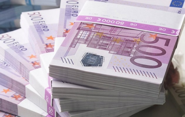 Handelsblatt: Έως και 20 δισ. ευρώ στα… σεντούκια των Ελλήνων
