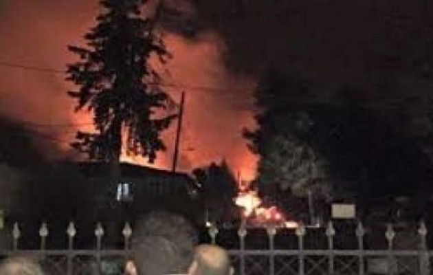 Ακροδεξιοί καίνε κέντρα φιλοξενίας στα Γιαννιτσά για να μην πάνε πρόσφυγες