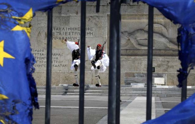 Politico: Η Ελλάδα δεν έχει ξεφύγει από τον κίνδυνο ενός Grexit