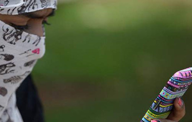 Πρόστιμο σε όσες ανύπαντρες Ινδές μιλούν στο κινητό!