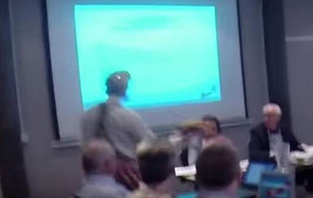 Γερμανοί ακτιβιστές  πέταξαν τούρτα σε ακροδεξιά ευρωβουλευτή (βίντεο)