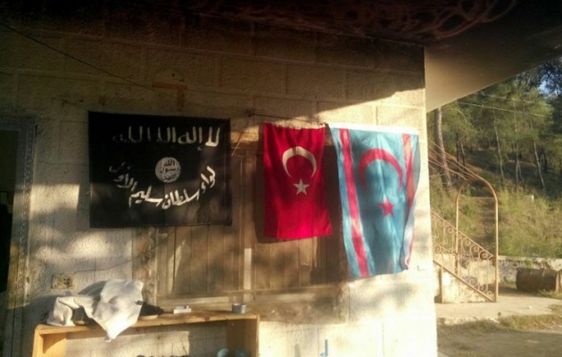 Στα… μανταλάκια η τουρκική σημαία με του ISIS – Τυχαίο; Δεν νομίζουμε…