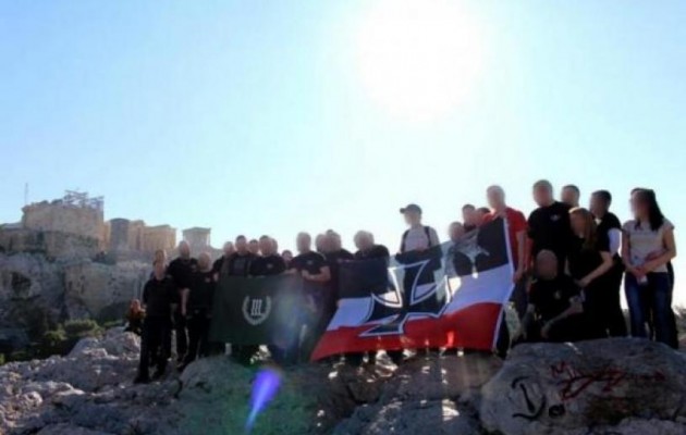 Γερμανοί νεοναζί και απόγονοι ταγματασφαλιτών με ναζιστική σημαία στην Ακρόπολη