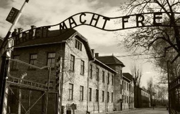 Καθηγητής εξυμνούσε στους μαθητές του τις θηριωδίες των Ναζί