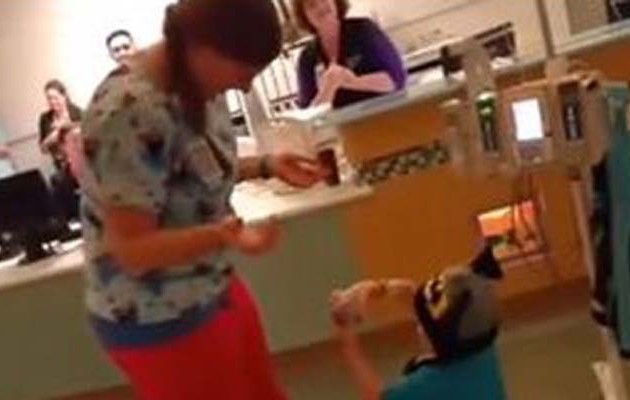 Πεντάχρονος με λευχαιμία έκανε πρόταση γάμου σε νοσοκόμα (βίντεο)