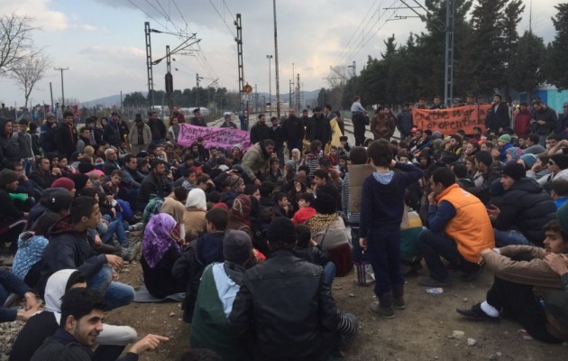 Αγωνία και απελπισία κατακλύζουν χιλιάδες πρόσφυγες στα σύνορα με τα Σκόπια
