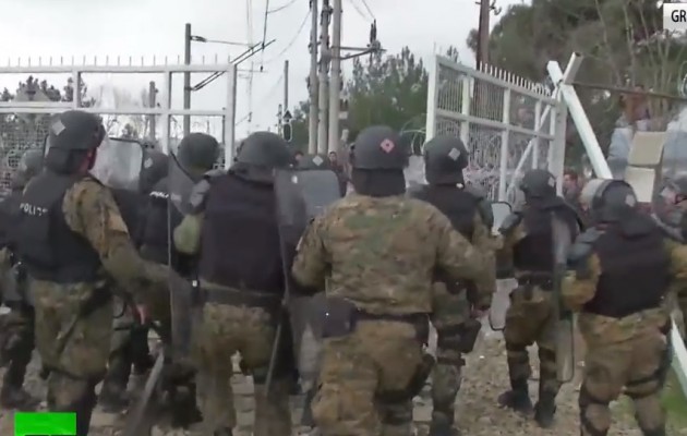 Οι πρόσφυγες έκαναν “ντου” στα Σκόπια – Σκηνές πολιορκίας, χάος με δακρυγόνα (βίντεο)