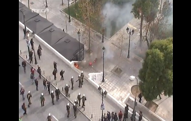 Μολότοφ και άγριο ξύλο στο Σύνταγμα – Χτύπησαν δημοσιογράφο με σφυριά! (βίντεο)