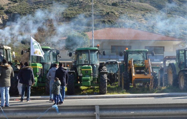 Αποχωρούν τα τρακτέρ και από το μπλόκο των Τεμπών
