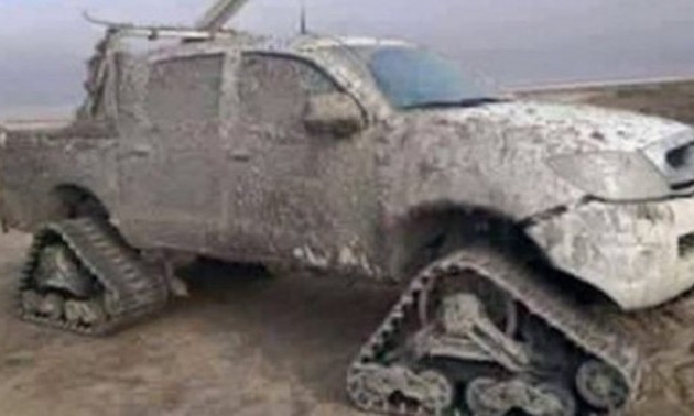 Τζιχαντιστική πατέντα! Toyota Hilux με ερπύστριες (φωτο)