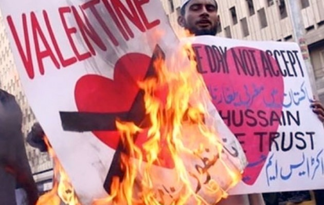 Το Ισλαμικό Κράτος απαγόρευσε τον Άγιο Βαλεντίνο με ποινή αποκεφαλισμού