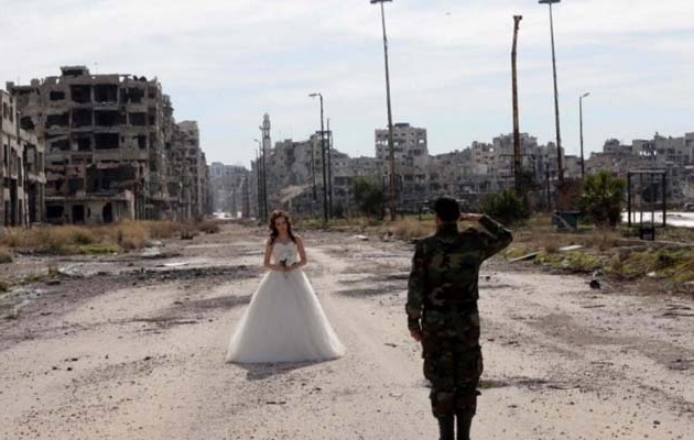 Νιόπαντροι φωτογραφίζονται στα συντρίμμια της βομβαρδισμένης Χομς (φωτο)