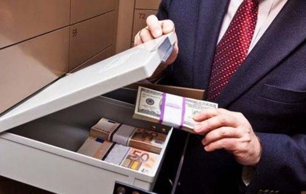 Με 500 χιλιάδες ευρώ «μαύρα» εφοριακοί και τελωνειακοί