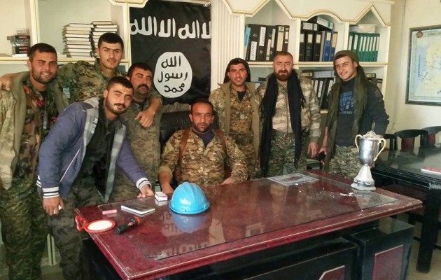 Οι Κούρδοι κατέλαβαν πετρελαιοπηγή του ISIS και έβγαλαν αναμνηστική φωτογραφία!
