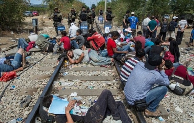 Ειδομένη: Οι πρόσφυγες κάθονται πάνω στις γραμμές του τρένου
