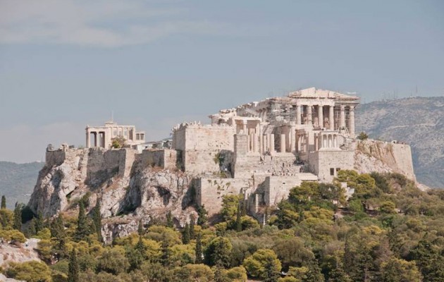 Τρεις αλλοδαποί αποπειράθηκαν να αναρτήσουν πανό στην Ακρόπολη – Τι έγραφε