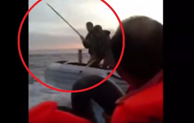 Τούρκοι λιμενικοί χτυπούν με κοντάρια βάρκα με πρόσφυγες (βίντεο)