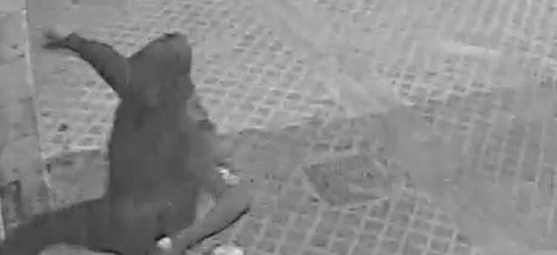 Χανιά: Δείτε κλέφτη να μπουκάρει με κλωτσιές σε κατάστημα (βίντεο)