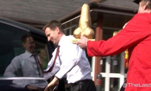 Επικό βίντεο: Έδωσαν σε Βρετανό υπουργό βραβείο “Dick Of The Year”