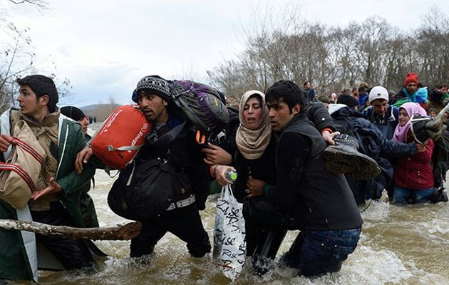 Εκατοντάδες απελπισμένοι πρόσφυγες εγκαταλείπουν την Ειδομένη