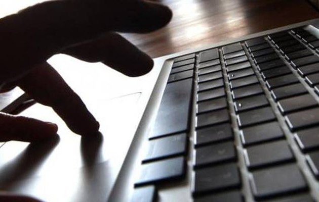 Παρίστανε τον 16χρονο και ζήταγε από την κόρη του να στέλνει γυμνές φωτογραφίες