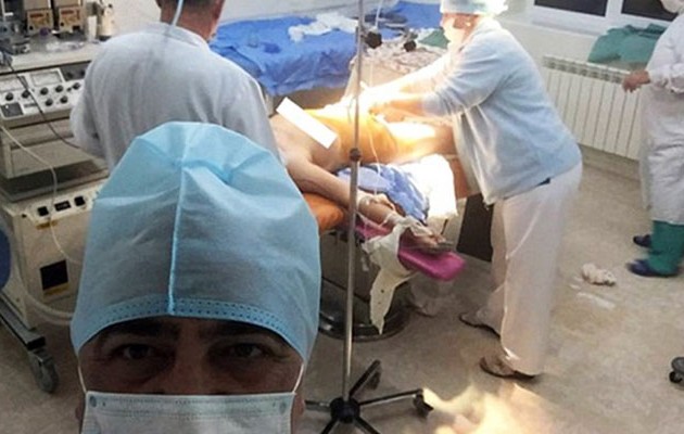 Γυναικολόγος άφησε τη γέννα στη μέση για να βγάλει… σέλφι