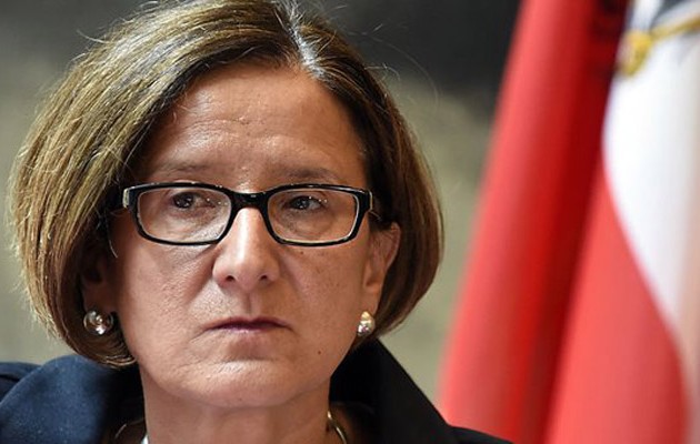 Προκαλεί ξανά η Αυστριακή υπουργός: Ούτε χιλιοστό πίσω στο προσφυγικό