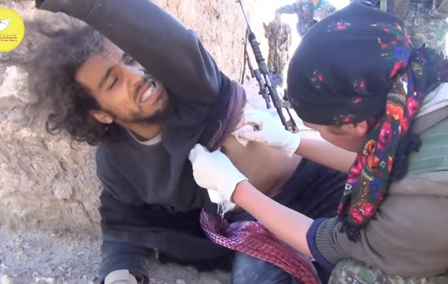 Κούρδισσα παρέχει τις πρώτες βοήθειες σε αιχμάλωτο τζιχαντιστή (βίντεο)