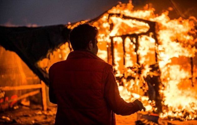 Μεγάλη πυρκαγιά στο προσφυγικό στρατόπεδο “Ζούγκλα” στη Γαλλία