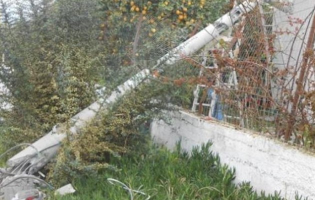 Τσιμεντένια κολόνα φωτισμού «προσγειώθηκε» πάνω σε σπίτι