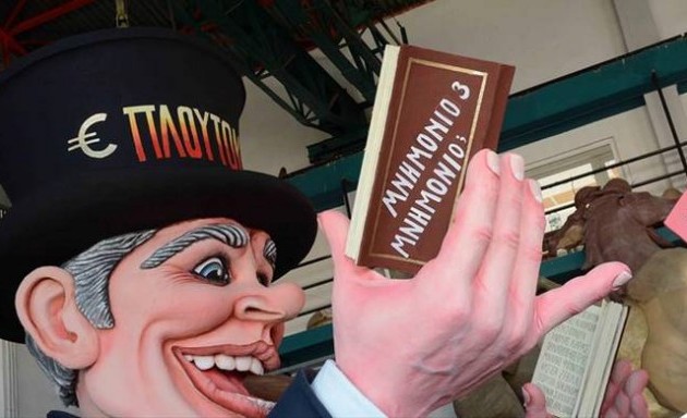 30.000 καρναβαλιστές αψήφησαν τη βροχή στην Πάτρα (βίντεο)