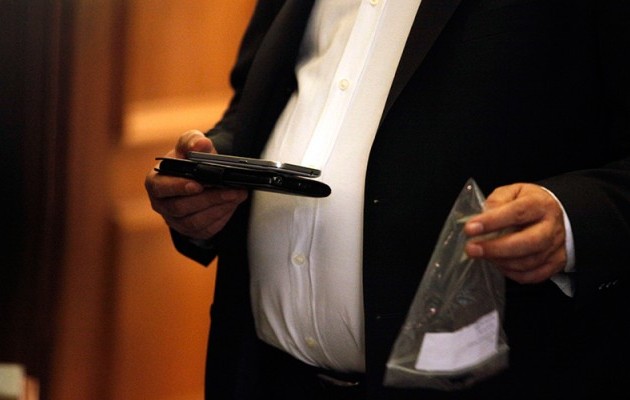 Γιατί οι υπουργοί παρέδωσαν τα κινητά τους στο υπουργικό