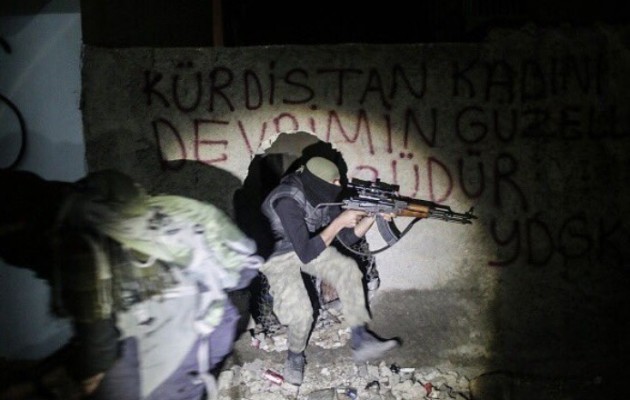 Αυτοί είναι οι Κούρδοι νεολαίοι που πολεμάνε στα οδοφράγματα τον Ερντογάν (φωτο)