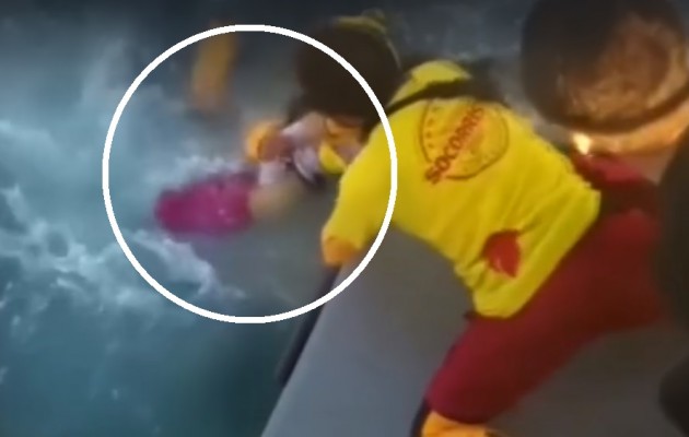 Δείτε πώς οι ψυχάρες Έλληνες Λιμενικοί βγάζουν μωρά από τη θάλασσα (βίντεο)