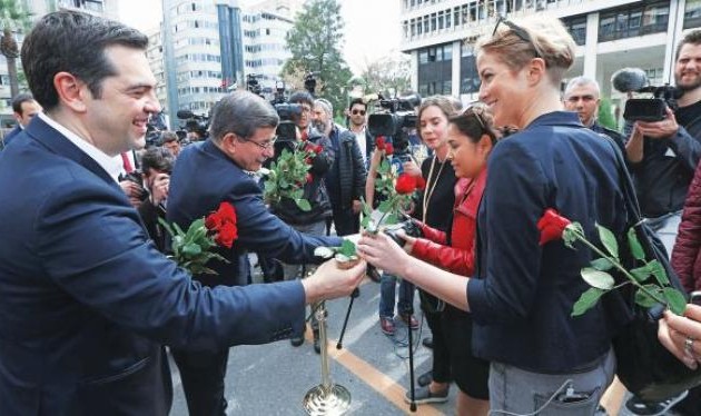 Ο Τσίπρας, ο Νταβούτογλου, τα λουλούδια και ο κακός συμβολισμός