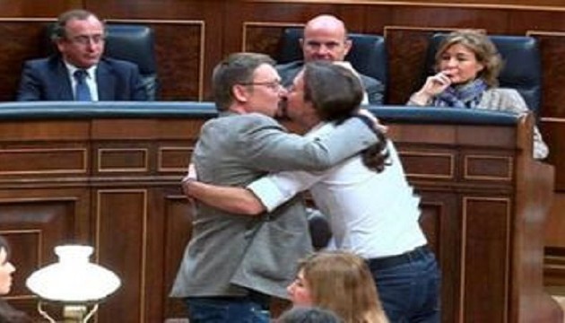 Σάλος στην Ισπανία: Ο Πάμπλο Ιγκλέσιας φίλησε στο στόμα βουλευτή του!