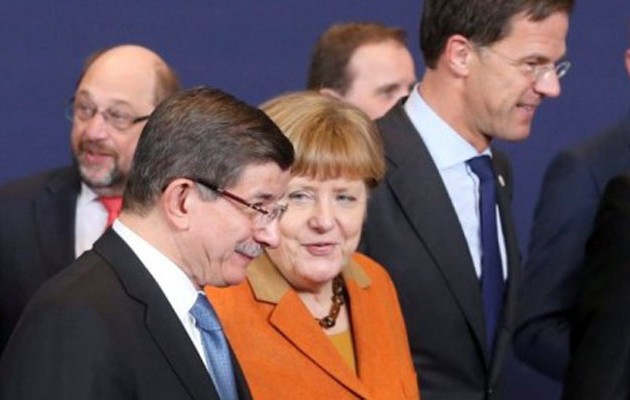 Αποκαλύψεις Reuters: Πώς η Μέρκελ ενέδωσε στις απαιτήσεις Nταβούτογλου