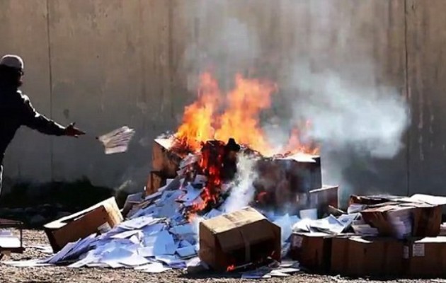 Το Ισλαμικό Κράτος έκαψε εκατοντάδες χριστιανικά βιβλία στη Μοσούλη