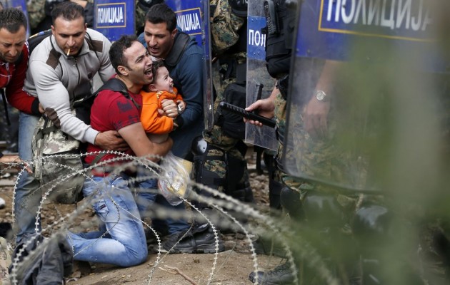 Bild: Σκοπιανός συνοριοφύλακας χτυπά βάναυσα πρόσφυγα (βίντεο)