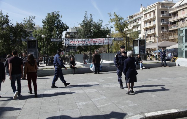 Η αστυνομία “άδειασε” την πλατεία Βικτωρίας από μετανάστες και πρόσφυγες