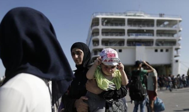 To Σάββατο μεταφέρονται από τα νησιά στον Πειραιά περισσότεροι από 400 πρόσφυγες