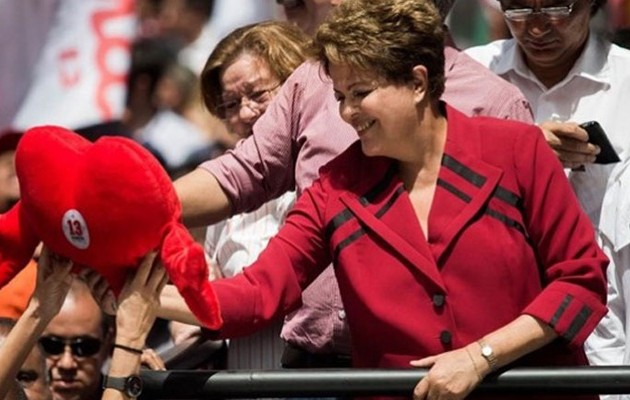 Δεν θα παραιτηθώ ποτέ, δηλώνει η πρόεδρος της Βραζιλίας