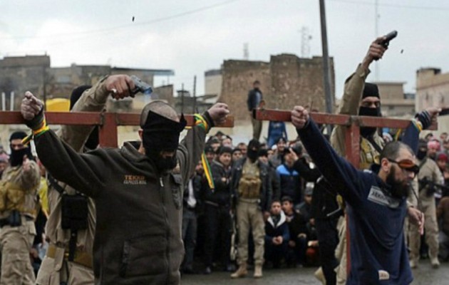 Το Ισλαμικό Κράτος σταύρωσε τρεις τζιχαντιστές του επειδή έπαιρναν “φακελάκια”