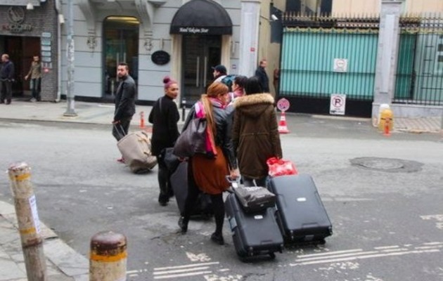 Έντρομοι τουρίστες φεύγουν από την Κωνσταντινούπολη (φωτο)