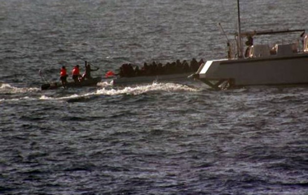 Τούρκοι λιμενικοί προσπαθούν να βυθίσουν βάρκα με πρόσφυγες (φωτο)